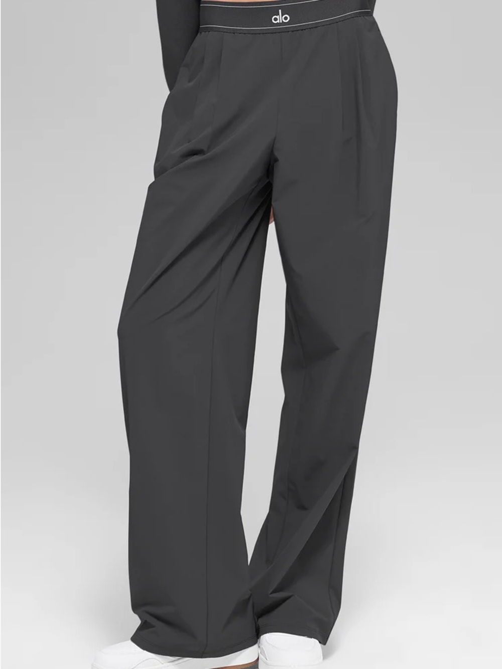ALO Yoga Women’s Straight Leg Pants in black